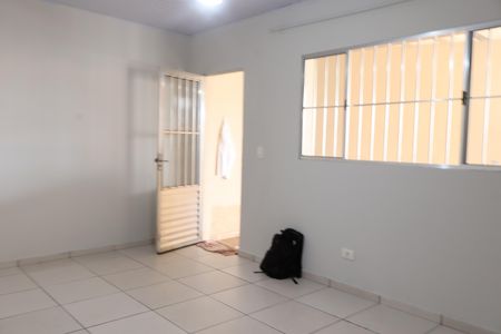 Sala de casa para alugar com 2 quartos, 200m² em Jardim Caguassu, São Paulo
