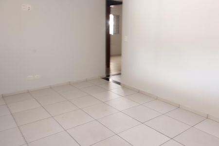 Sala de casa para alugar com 2 quartos, 200m² em Jardim Caguassu, São Paulo
