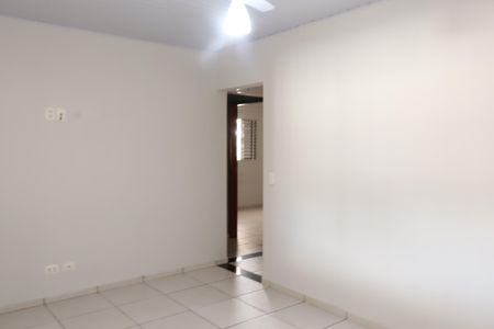 Sala de casa para alugar com 2 quartos, 200m² em Jardim Caguassu, São Paulo
