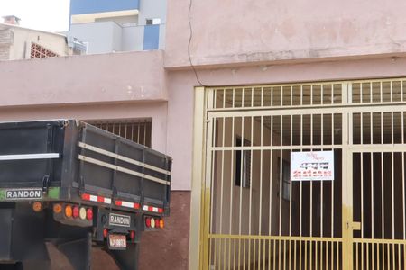 Casa para alugar com 200m², 2 quartos e 2 vagasFachada e portão