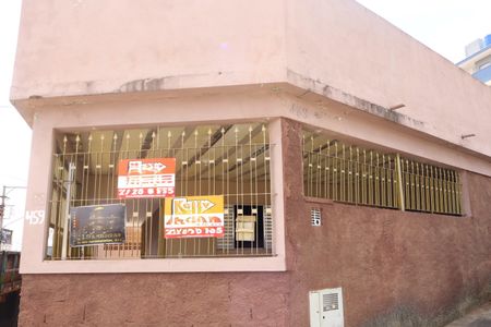 Casa para alugar com 200m², 2 quartos e 2 vagasFachada e portão