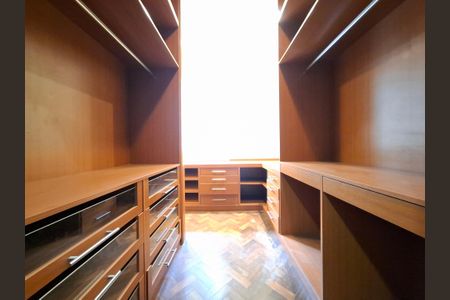 Apartamento para alugar com 198m², 3 quartos e sem vagaCloset 2