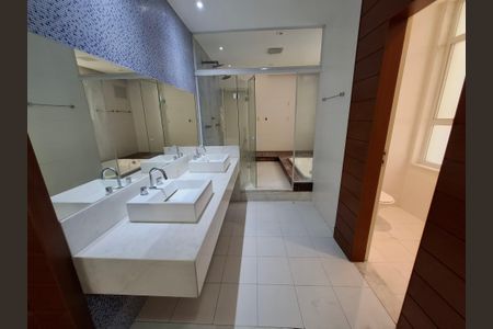 Apartamento para alugar com 198m², 3 quartos e sem vagaBanheiro da suíte - Sauna