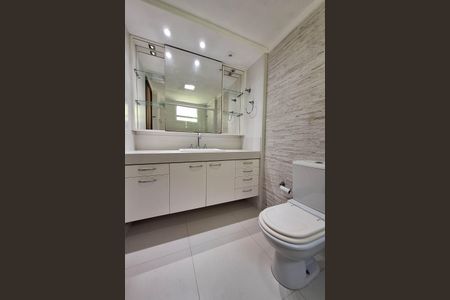 Apartamento à venda com 285m², 4 quartos e 3 vagasBanheiro da Suíte 3