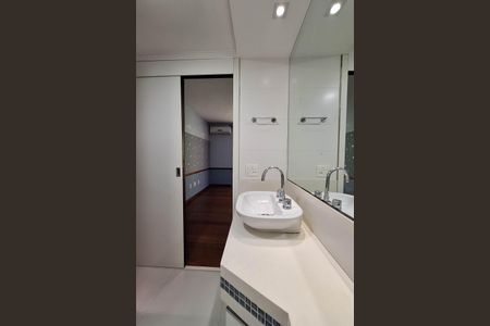 Apartamento à venda com 285m², 4 quartos e 3 vagasBanheiro da Suíte 4