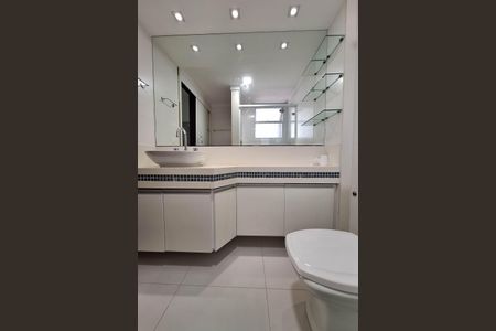 Apartamento à venda com 285m², 4 quartos e 3 vagasBanheiro da Suíte 4