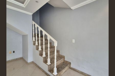 Casa para alugar com 190m², 4 quartos e 2 vagasEscada 