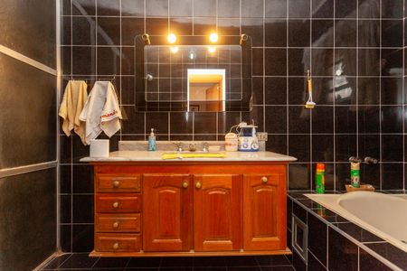 Casa à venda com 336m², 3 quartos e 4 vagasBanheiro da Suíte 1