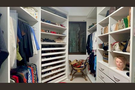 Apartamento para alugar com 200m², 3 quartos e 3 vagasCloset da suíte