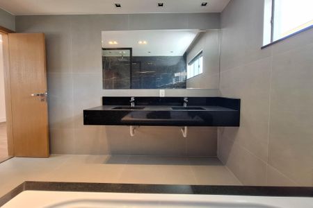 Casa para alugar com 465m², 4 quartos e 4 vagasBanheiro da Suíte 1