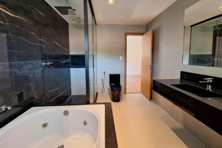 Casa para alugar com 465m², 4 quartos e 4 vagasBanheiro da Suíte 1