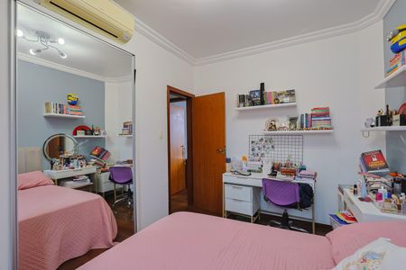 Apartamento à venda com 120m², 4 quartos e 2 vagas Apartamento à venda com 120m², 4 quartos e 2 vagasQuarto 1