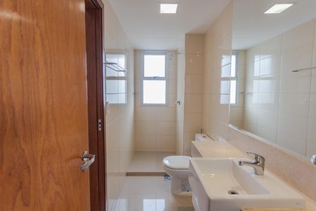 Apartamento para alugar com 170m², 4 quartos e 4 vagasBanheiro da Semi-Suíte 1 e 2