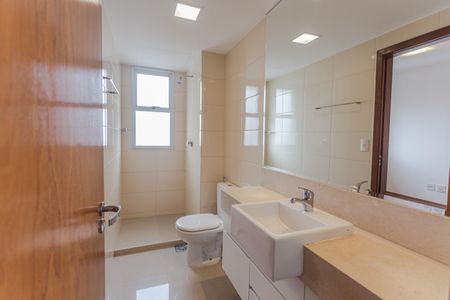 Apartamento para alugar com 170m², 4 quartos e 4 vagasBanheiro da Semi-Suíte 1 e 2