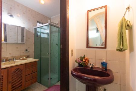 Casa à venda com 200m², 4 quartos e 2 vagas Casa à venda com 200m², 4 quartos e 2 vagasBanheiro