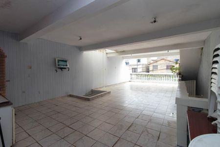 Casa à venda com 200m², 4 quartos e 2 vagas Casa à venda com 200m², 4 quartos e 2 vagasTerraço