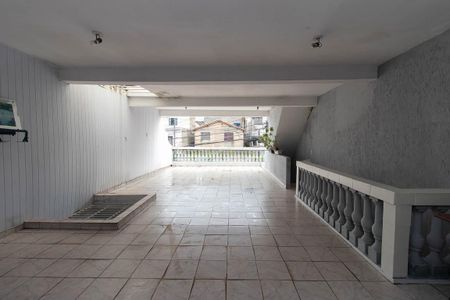 Casa à venda com 200m², 4 quartos e 2 vagas Casa à venda com 200m², 4 quartos e 2 vagasTerraço