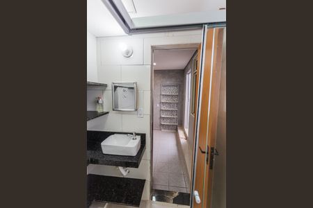 Banheiro Social de kitnet/studio para alugar com 1 quarto, 35m² em Santa Efigênia, Belo Horizonte