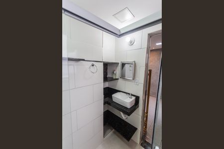 Banheiro Social de kitnet/studio para alugar com 1 quarto, 35m² em Santa Efigênia, Belo Horizonte