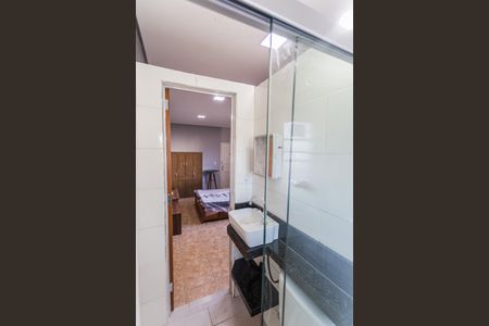 Banheiro Social de kitnet/studio para alugar com 1 quarto, 35m² em Santa Efigênia, Belo Horizonte