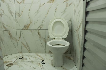 Banheiro de kitnet/studio para alugar com 1 quarto, 28m² em Liberdade, São Paulo