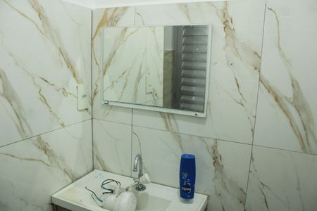 Banheiro de kitnet/studio para alugar com 1 quarto, 28m² em Liberdade, São Paulo