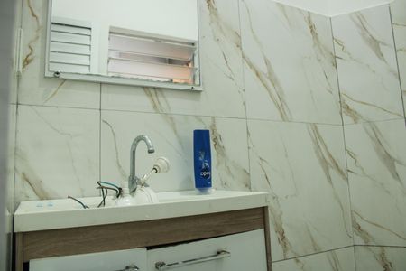 Banheiro de kitnet/studio para alugar com 1 quarto, 28m² em Liberdade, São Paulo