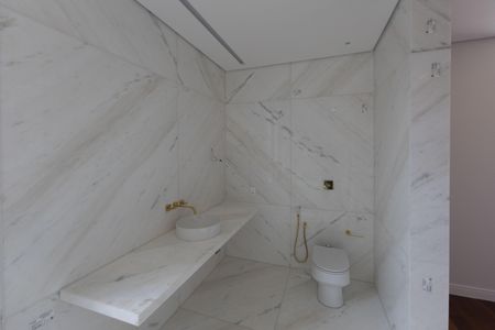 Casa de condomínio para alugar com 847m², 6 quartos e 4 vagas Casa de condomínio para alugar com 847m², 6 quartos e 4 vagasBanheiro da Suíte 4