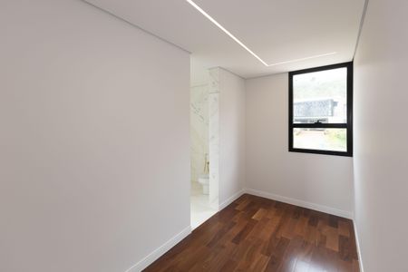 Casa de condomínio para alugar com 847m², 6 quartos e 4 vagas Casa de condomínio para alugar com 847m², 6 quartos e 4 vagasCloset da suíte 4