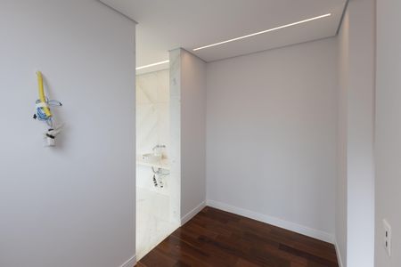 Casa de condomínio para alugar com 847m², 6 quartos e 4 vagas Casa de condomínio para alugar com 847m², 6 quartos e 4 vagasCloset da suíte 3