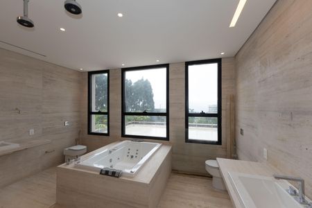 Casa de condomínio para alugar com 847m², 6 quartos e 4 vagas Casa de condomínio para alugar com 847m², 6 quartos e 4 vagasBanheiro da Suíte 1