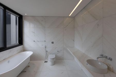 Casa de condomínio para alugar com 847m², 6 quartos e 4 vagas Casa de condomínio para alugar com 847m², 6 quartos e 4 vagasBanheiro da Suíte 3