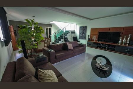 Casa à venda com 305m², 3 quartos e 2 vagasSala