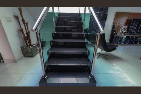 Casa à venda com 305m², 3 quartos e 2 vagasEscada