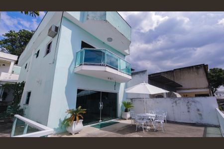 Casa à venda com 305m², 3 quartos e 2 vagasQuintal