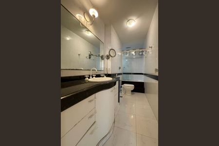 Apartamento à venda com 205m², 4 quartos e 2 vagasSuíte - banheiro