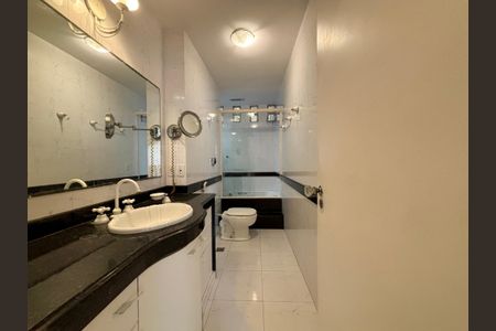 Apartamento à venda com 205m², 4 quartos e 2 vagasSuíte - banheiro