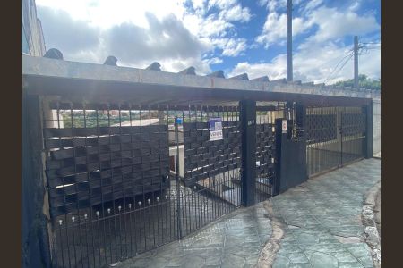 Casa à venda com 228m², 3 quartos e 3 vagas Casa à venda com 228m², 3 quartos e 3 vagasFachada