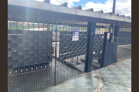 Casa à venda com 228m², 3 quartos e 3 vagas Casa à venda com 228m², 3 quartos e 3 vagasFachada