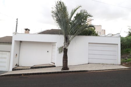 Casa para alugar com 190m², 3 quartos e 3 vagasFachada