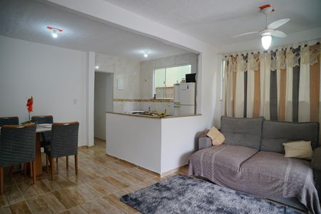 Casa para alugar com 58m², 2 quartos e 2 vagasSala