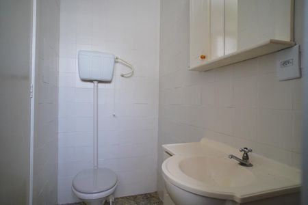 Banheiro  de apartamento para alugar com 1 quarto, 32m² em Passo D’areia, Porto Alegre