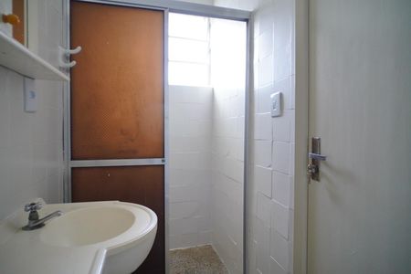 Banheiro  de apartamento para alugar com 1 quarto, 32m² em Passo D’areia, Porto Alegre