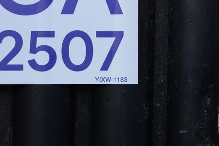 Casa para alugar com 80m², 4 quartos e 1 vagaPlaca instalada no portão do imóvel - Código do imóvel - YIXW-1183