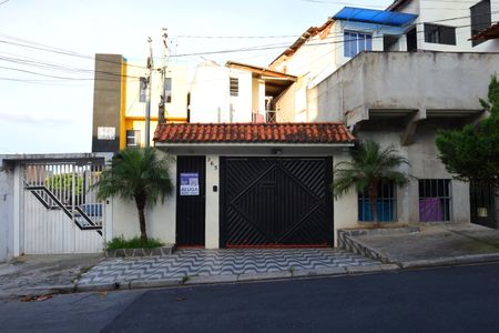 Casa para alugar com 80m², 4 quartos e 1 vagaFachada do imóvel - Placa instalada no portão do imóvel - Código do imóvel - YIXW-1183