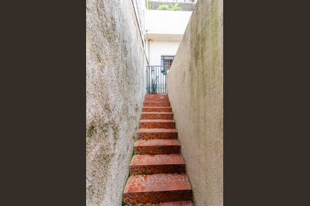 Casa à venda com 200m², 3 quartos e 1 vaga Casa à venda com 200m², 3 quartos e 1 vagaEscada