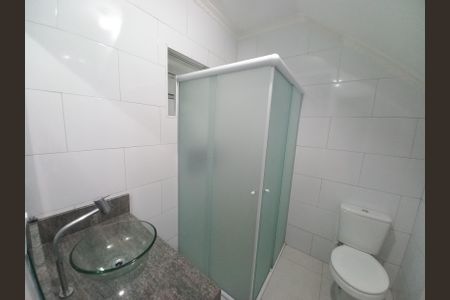 Banheiro de casa para alugar com 2 quartos, 60m² em Catiapoã, São Vicente