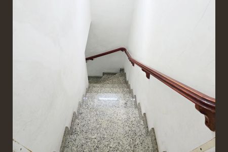 Casa à venda com 110m², 3 quartos e 2 vagasEscada acesso aos quartos
