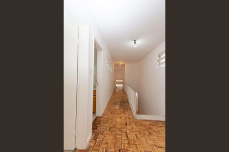 Casa à venda com 272m², 4 quartos e 3 vagas Casa à venda com 272m², 4 quartos e 3 vagasCorredor