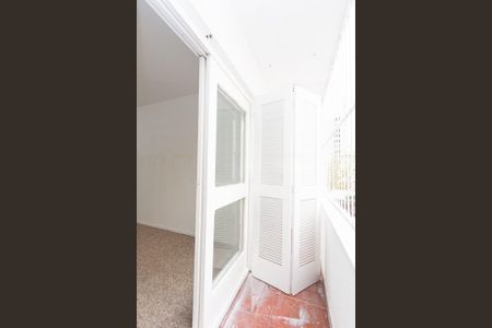 Casa à venda com 272m², 4 quartos e 3 vagas Casa à venda com 272m², 4 quartos e 3 vagasQuarto 3